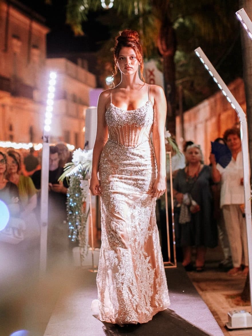 Abito da sposa su una passerella illuminata da barre LED
