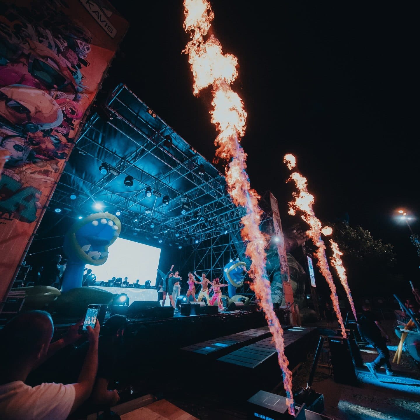 Fiamme ai lati di un palco blu con ledwall