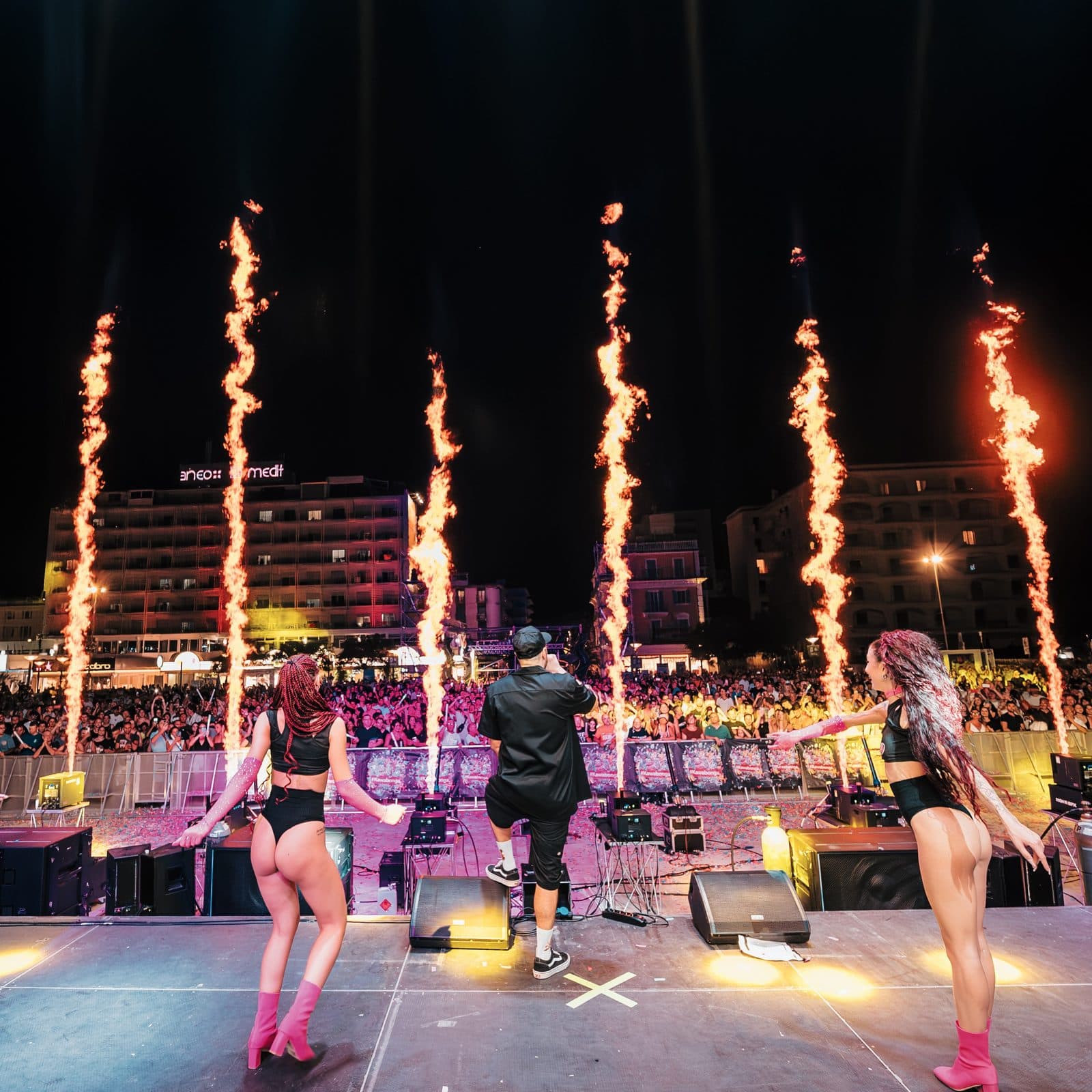 Colonne di fuoco sul palco con ballerine