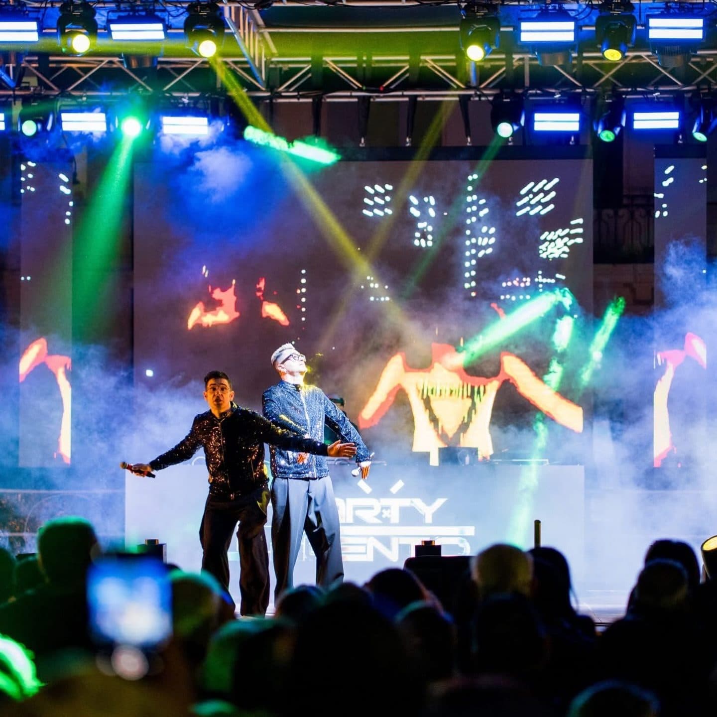 Palco con fasci di luce verdi e ballerini