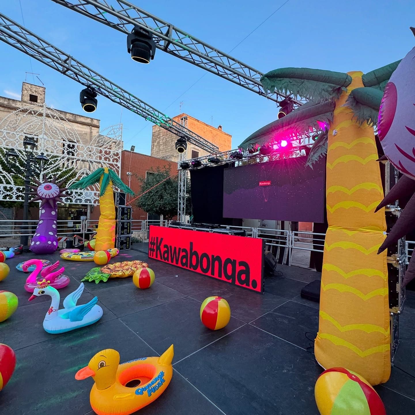 Evento in piscina con americana, ledwall e gonfiabili
