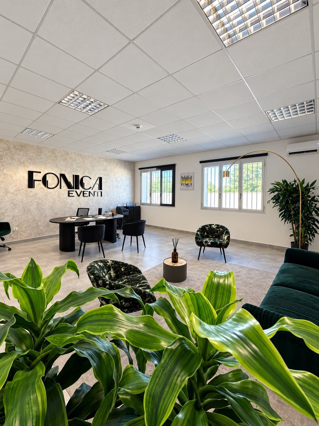 Ufficio con il marchio Fonica Eventi sulla parete